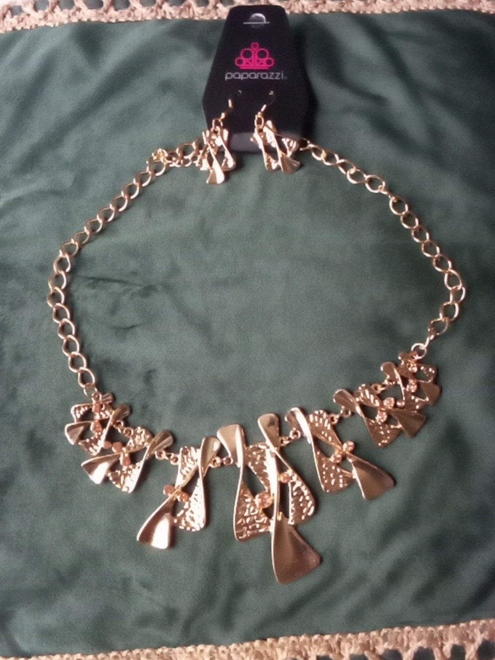 paparazzi Shiny Gold Sculptural Fan Necklace with Earrings